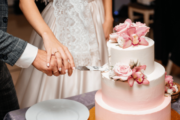 How Do You Keep A Wedding Cake Fresh?