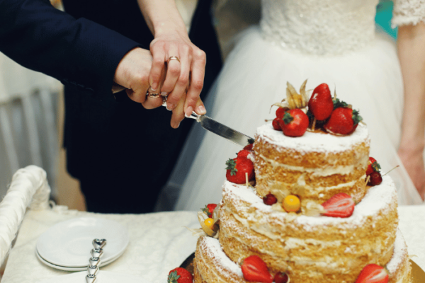 How Do You Keep A Wedding Cake Fresh?